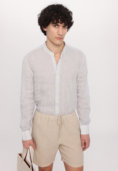 120% Lino MEN BERMUDA - Šorti - sand