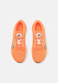Scarpe da corsa Nike Zoom Fly 5 in mesh arancione brillante con suole bianche e accenti blu. Presentano lacci piatti e soletta ammortizzata.