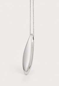 Collana con pendente in argento dal design elegante e a forma di goccia. Realizzata in metallo lucido, presenta un logo del marchio discreto e una fine catena.