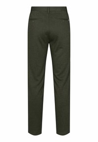 Tamsiai žali kelnės su glotnia tekstūra, dviem užpakalinėms kišenėms su mygtukais ir lengvu siaurėjimu ties kulkšnimi. Klasikinio dizaino juosmuo.