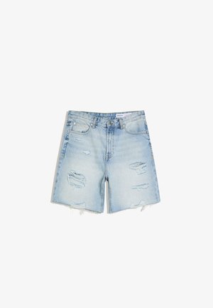 Pantaloni scurți din denim bleu deschis cu rupturi uzate și tivuri franjurate, având buzunare în față și în spate și închidere cu nasture.