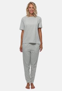 Set di pigiama in cotone grigio composto da una maglietta a maniche corte e pantaloni lunghi. Il tessuto è morbido, con una vestibilità comoda e senza motivi o dettagli visibili.