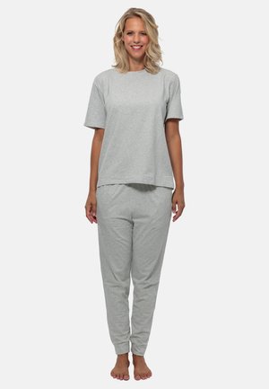 Grå bomullspyjamas i set, som har en t-shirt med kort ärm och långa byxor. Tyget är mjukt, med en avslappnad passform och utan synliga mönster eller detaljer.