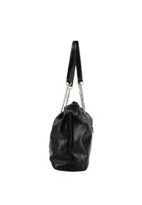 Borsa in pelle nera con chiusura a cordoncino, texture liscia e dettagli in catena argentata su un manico corto. Forma arrotondata con una silhouette morbida.