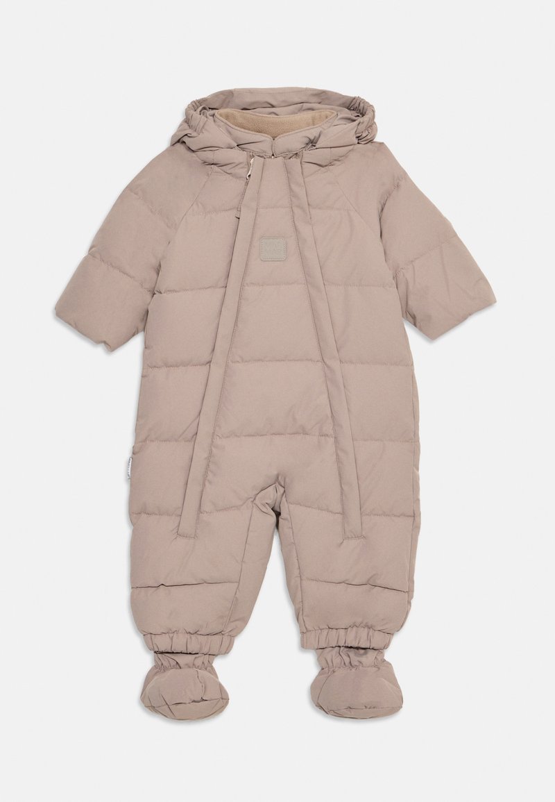 Taupekleurige gewatteerde baby sneeuwpak met aangehechte capuchon, lange mouwen en voetbedekkingen, plat weergegeven op een witte achtergrond.