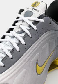 Nike Sportswear SHOX R4 SE UNISEX - Joggesko - vast grey/bright citron/light graphite/smoke grey/white/black