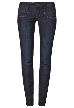 Vaqueros ajustados en denim azul oscuro. Incluye características como una cintura de altura media, bolsillos frontales y costuras en contraste. Textura suave con un mínimo desgaste.
