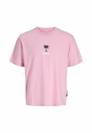 Hele roosa lühikeste varrukatega T-särk musta palmipuu graafika ja valge "Jjcore" tekstiga rinnal keskel.