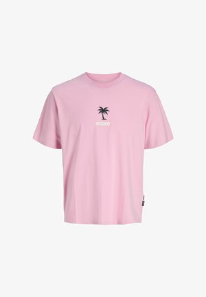 Világos rózsaszín rövid ujjú póló fekete pálmafás grafikával és fehér "Jjcore" felirattal a mellkas közepén.