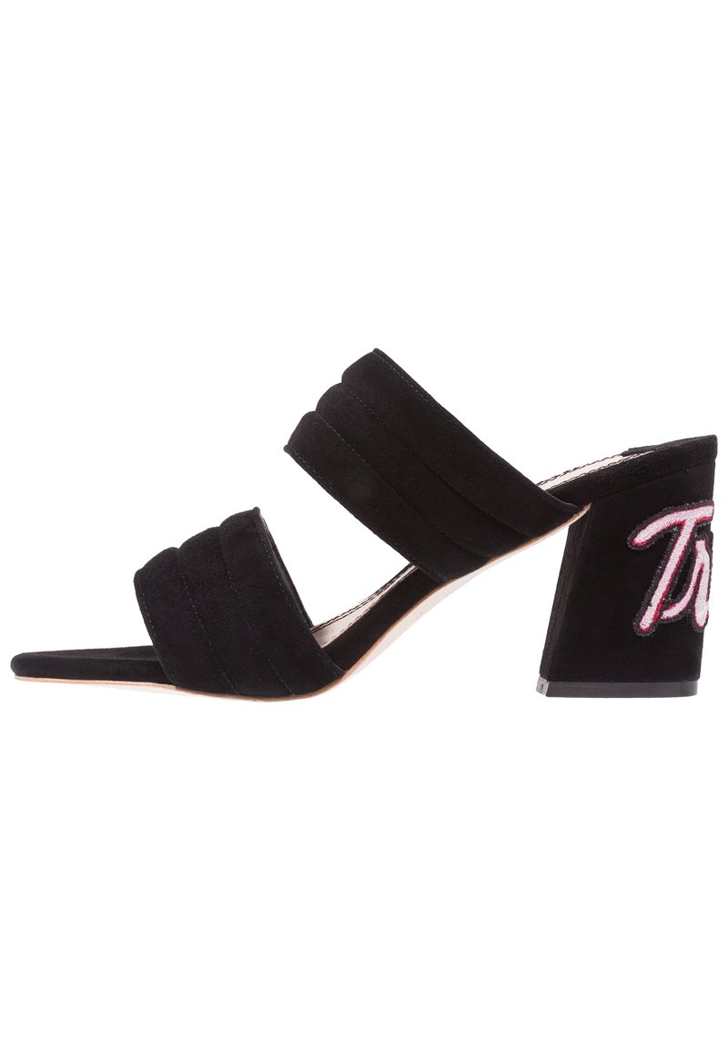Černé semišové sandály na vysokém podpatku s dvěma širokými pásky, zúženým otevřeným špičkou a masivním podpatkem, na kterém je vyšitý růžový nápis.