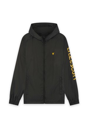 Schwarze Kapuzenjacke mit Reißverschluss, gelber Schriftzug "Lyle & Scott" auf dem rechten Ärmel und gelbem Adler-Logo auf der linken Brust.