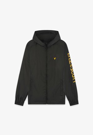 Schwarze Kapuzenjacke mit Reißverschluss, gelber Schriftzug "Lyle & Scott" auf dem rechten Ärmel und gelbem Adler-Logo auf der linken Brust.