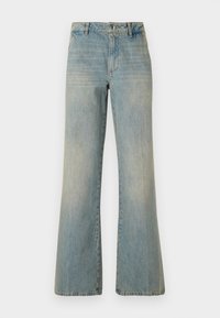 Jeans a gamba larga in denim azzurro chiaro con vita alta, chiusura a bottone e texture sbiadita. Presentano un classico design a cinque tasche e gambe dritte.