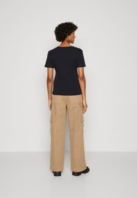 Tommy Hilfiger SLIM CODY V NECK - Basic T-shirt - desert sky