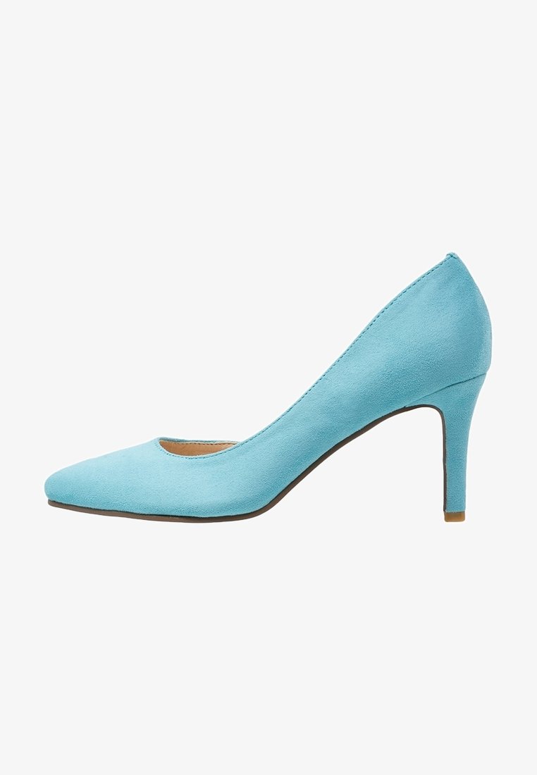 Escarpin en daim bleu avec un bout pointu, un talon fin, une texture lisse et un design minimaliste. La chaussure présente un intérieur beige et une semelle extérieure marron.