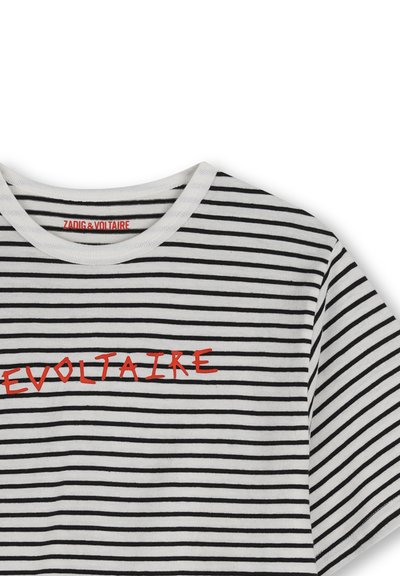 Ριγέ μπλουζάκι με μαύρες και λευκές ρίγες, στρογγυλή λαιμόκοψη και κόκκινο κείμενο "REVOLTAIRE" στο μπροστινό μέρος. Κατασκευασμένο από βαμβάκι.