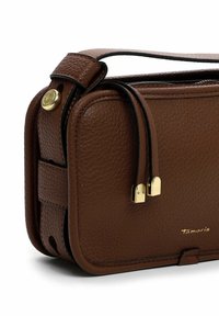 Borsa crossbody in pelle marrone con finitura texture, dettagli dorati e chiusura con zip. Presenta una tracolla rimovibile e un branding discreto.