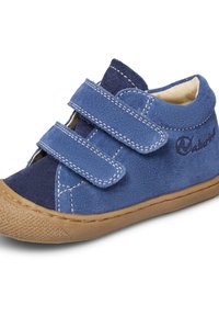 Zapato infantil de ante azul con dos correas de Velcro, suela de goma color beige y acentos en un azul oscuro que contrastan en la parte superior.