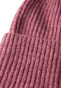 Gebreide beanie in een zachte, roze wolmix. Heeft een geribbelde textuur en een omgeslagen manchet voor extra warmte en stijl.