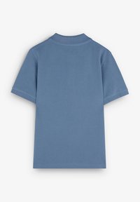 Polo tričko s krátkým rukávem v světle modré barvě z bavlny. Má žebrovaný límeček a hladkou strukturu, s minimalistickým designem na zadní straně.