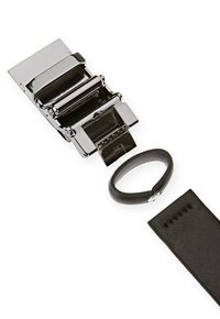 Metalowa klamra w polerowanym srebrze, połączona z matowym, czarnym skórzanym paskiem i pierścieniem, charakteryzująca się gładką teksturą i precyzyjnymi detalami przeszycia.