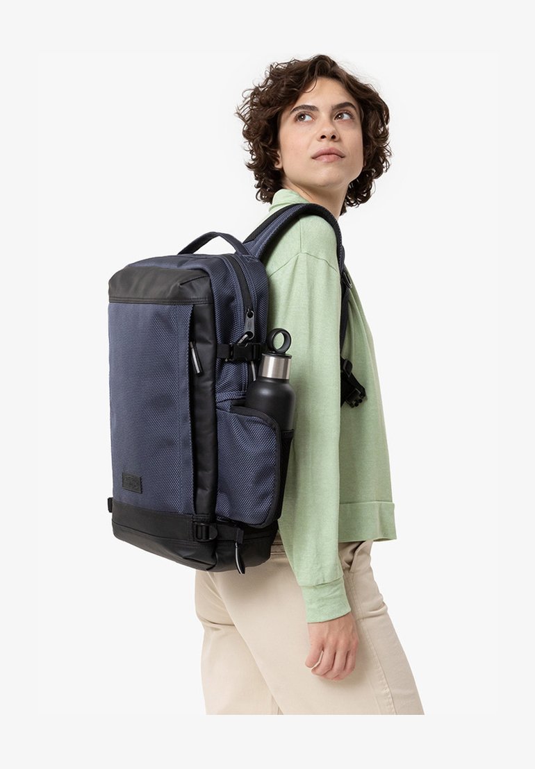 Schwarzer und dunkelblauer Rucksack mit texturierter Oberfläche, mehreren Fächern und einer Seitentasche für eine Edelstahl-Wasserflasche.