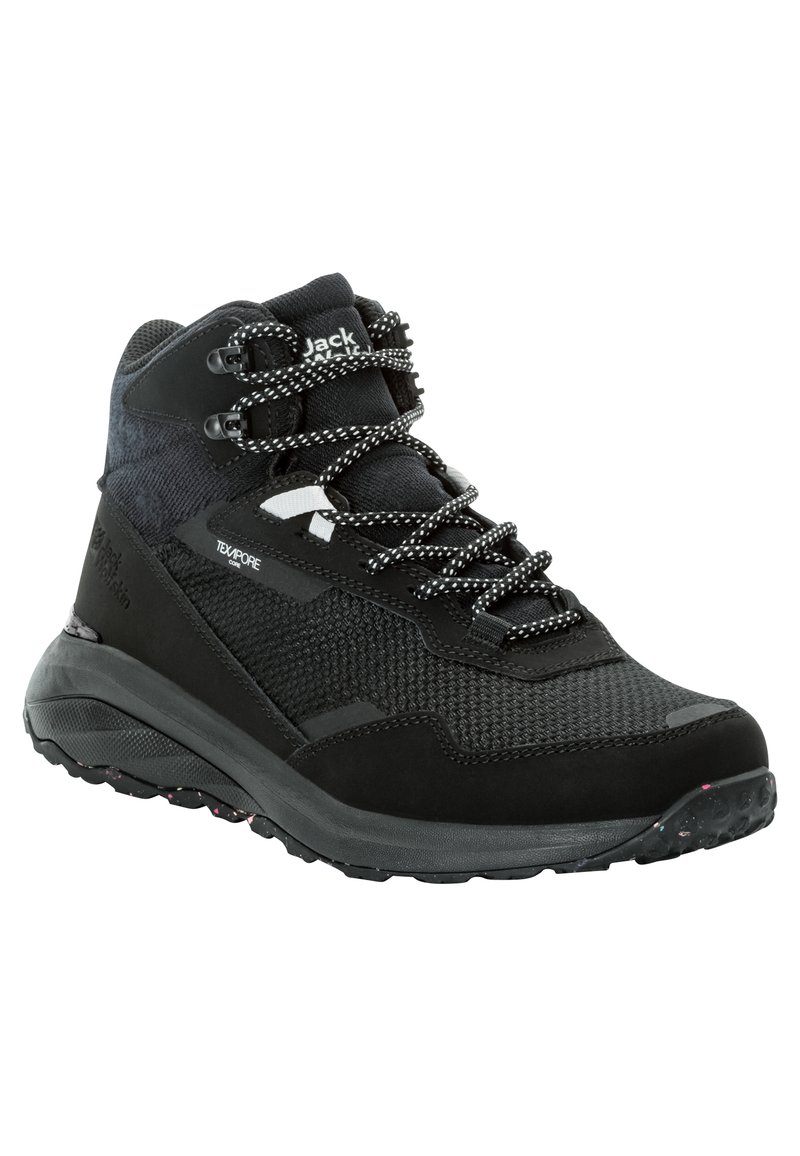 Wysokie buty trekkingowe w czarnym materiale syntetycznym z teksturowanymi panelami z siateczki, płaskimi sznurowadłami i teksturowaną podeszwą z różowymi plamkami.