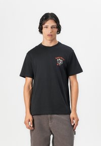 Sorte bomulds t-shirt med rund hals, korte ærmer og et grafisk design af et hundehoved i rød og hvid på brystet.