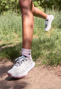REACT PEGASUS TRAIL 4 - Maastojuoksukengät - light smoke grey/white/black/glacier blue/football grey