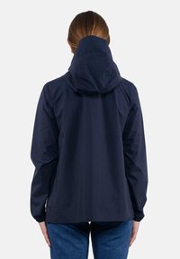 Giacca impermeabile blu navy con cappuccio, dotata di polsini elastici e una vestibilità comoda. Texture liscia, design minimalista, senza motivi visibili.