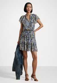 Lille lille lillekleit tiered ruffle'idega, mis sisaldab siniseid, rohelisi ja beeži toone. Kerge, voolav kangas. Mudel hoiab denim-jaki.
