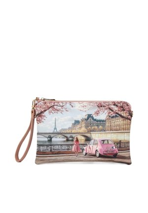 Piccola pochette da polso con scena del fiume di Parigi, una macchina rosa, donna con abito rosa, fiori di ciliegio e Torre Eiffel sullo sfondo.
