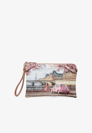 Piccola pochette da polso con scena del fiume di Parigi, una macchina rosa, donna con abito rosa, fiori di ciliegio e Torre Eiffel sullo sfondo.