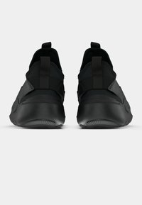 Zwarte sportschoenen met een slank ontwerp, voorzien van een textuur bovenwerk, trekkoorden en een afgeronde rubberen zool voor grip en stabiliteit.