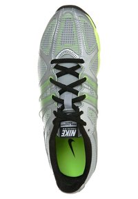 Chaussure d'entraînement Nike grise et vert néon avec lacets noirs, tige en mesh et logo Nike visible à l'intérieur de la zone du talon.