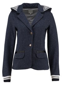 Marinblå, texturerad jacka med grå huva, två framfickor och enkel knappstängning. Har randiga muddar och en skräddarsydd passform.