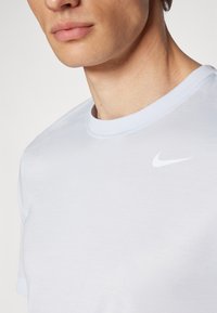 Nike Performance TEE NEW VENEER - Sportska majica - football grey/pure/white