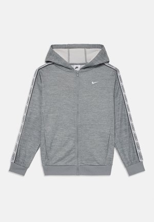 Hanorac gri cu fermoar, fabricat dintr-un material moale. Prezintă un logo alb Nike pe piept și bandă personalizată alb-negru pe mâneci.
