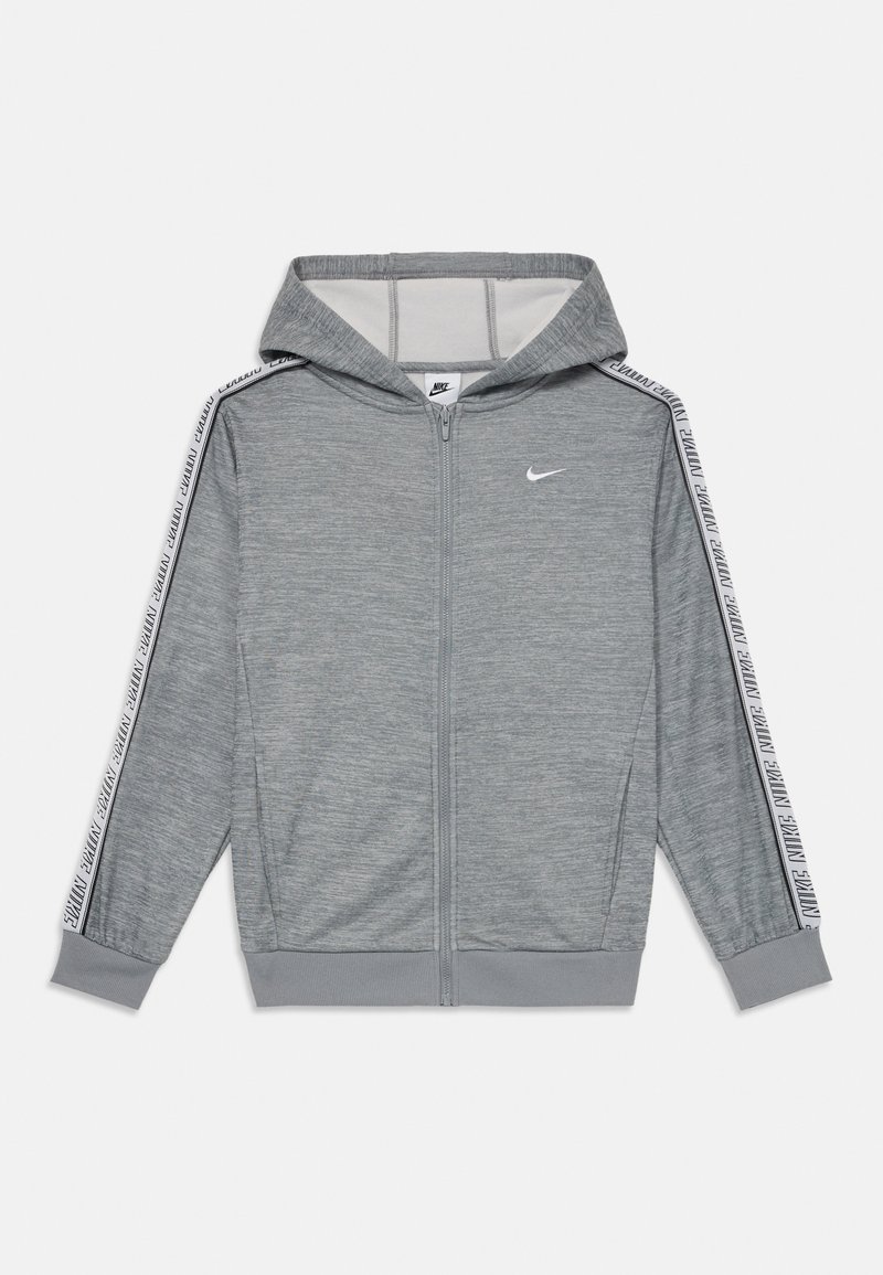 Casaco de capuz cinza com fecho, feito de um tecido suave. Apresenta um logo da Nike em branco no peito e fita preta e branca com a marca nos mangas.