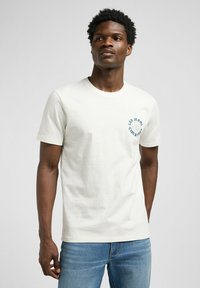 Lee SHORT SLEEVE ELEVATED LOGO REGULAR FIT - Camiseta estampada - ecru