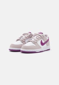 Nike Sportswear DUNK LOW UNISEX - Tenisice - white/viotech/platinum violet