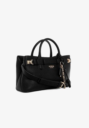 Bolso Guess de cuero negro texturizado con asas dobles, correa ajustable para el hombro, herrajes en tono dorado y charms de llave y cadena adjuntos.