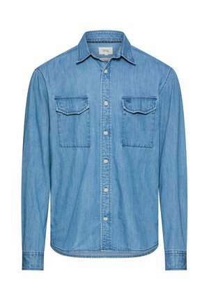 Lyseblå denimskjorte med lange ærmer, knapper foran, to brystlommer med klap og spidst krave.