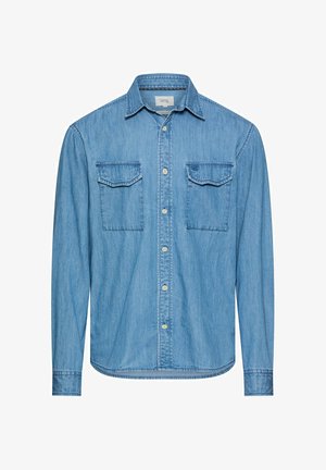 Jasnoniebieska koszula z długim rękawem wykonana z denimu, z zapięciem na guziki z przodu, dwoma kieszeniami na piersi z klapkami oraz spiczastym kołnierzykiem.