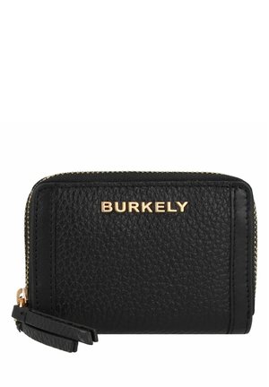 Portefeuille en cuir noir avec une surface texturée, fermeture zippée, quincaillerie dorée et logo estampé sur le devant. Forme rectangulaire compacte.