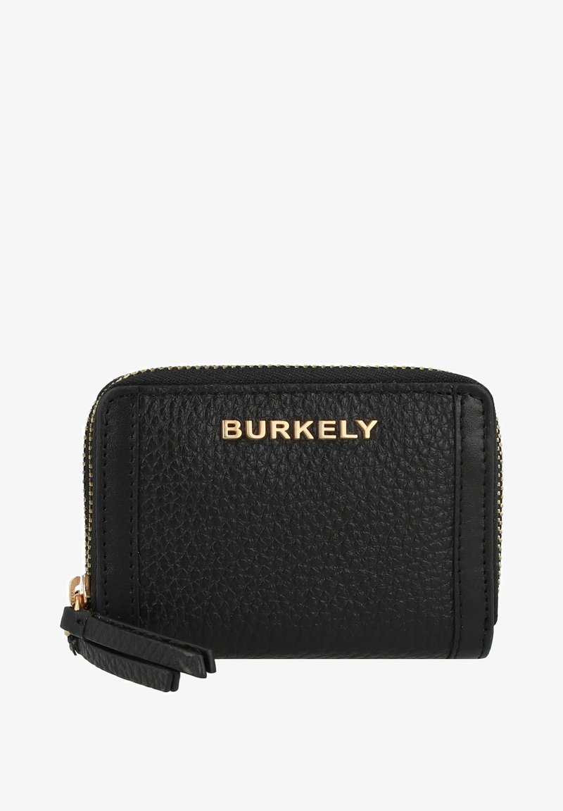Portefeuille en cuir noir avec une surface texturée, fermeture zippée, quincaillerie dorée et logo estampé sur le devant. Forme rectangulaire compacte.