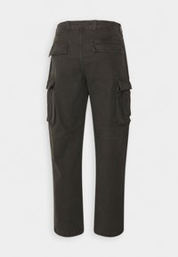Cargo broek in donkergroen stof, met twee zijflapzakken, achterzakken en een rechte silhouet. Gladde textuur.