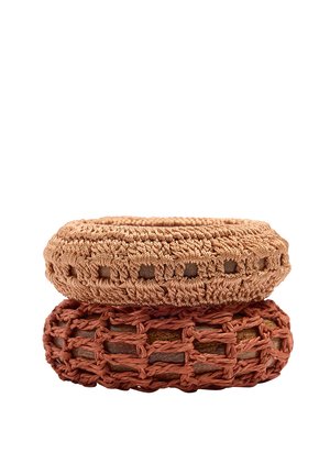 Dwa okrągłe plecione kosze ułożone jeden na drugim, górny beżowy z gęstym szydełkowaniem, dolny czerwonobrązowy z otwartym plecionym wzorem kratki.