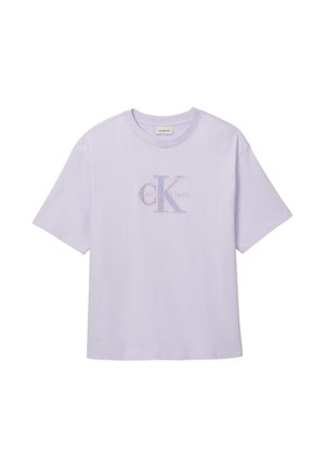 Camiseta de manga corta color lila con cuello redondo y logo bordado "cK Calvin Klein" centrado en el frente.