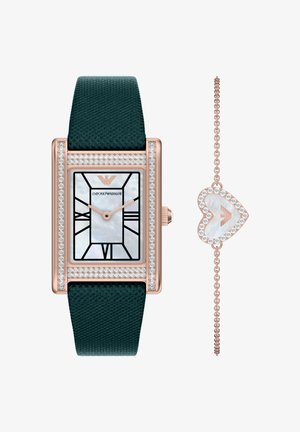 Rektangulært ur med en grøn tekstureret rem, kasse i rosaguld, skive i perlemor, sorte time-markører og krystal-accenter. Inkluderer armbånd med hjerte.